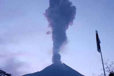 Erupsi, Gunung Merapi Semburkan Kolom Abu Setinggi 2 Km