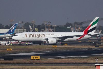 Setop Beroperasi, Emirates Potong Gaji Karyawannya