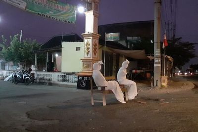 Tekan Angka 'Keluyuran', Warga Kerahkan Jasa Pocong untuk Jaga Malam
