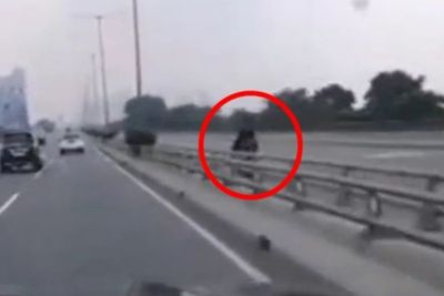 Duh! Pemotor Perempuan Berboncengan Ini Nekat Terobos Tol Cempaka Putih