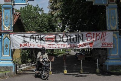 FOTO: Cegah Virus Corona, Sejumlah Kampung Tutup Akses Jalan