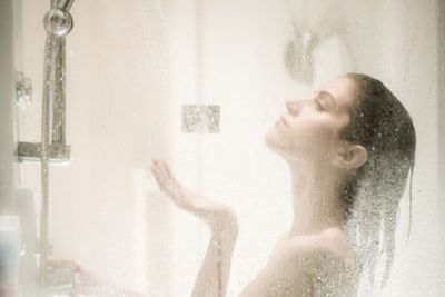 Mandi Air Hangat Bisa Turunkan Risiko Sakit Jantung dan Stroke? Ini Faktanya