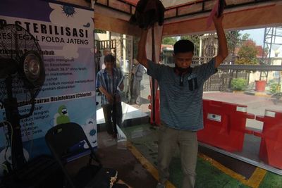 Tim Pakar Covid-19 Beberkan Bahayanya Semprotkan Disinfektan ke Tubuh Manusia