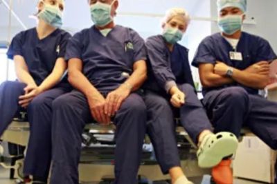 Di Tengah Pandemi Virus Corona, Crocs Bagi-Bagi Sepatu Gratis untuk Tim Medis