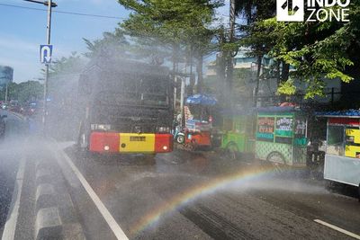 FOTO: Polri Lakukan Penyemprotan Disinfektan Serentak Se-Indonesia