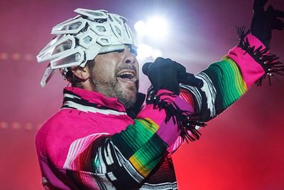 Jamiroquai Rombak Lirik Lagu David Bowie Les t Dance Jadi Lockdown