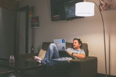 Nggak Selalu Menyenangkan, Ini 3 Kendala Saat Kerja di Rumah