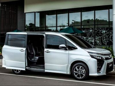 5 Perbandingan Mazda Biante vs Toyota Voxy, Mana Pilihan yang Terbaik?