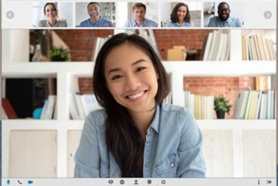 Inspirasi Gaya Busana untuk Meeting Virtual Selama Work from Home