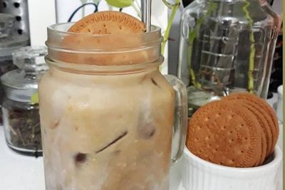 Es Kopi Susu Regal, Minuman Ala Kafe yang Bisa Dibikin Sendiri Saat WFH