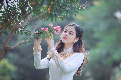 17 Caption Singkat tentang Wanita, Cocok Buat Tampil Stand Out di Media Sosial
