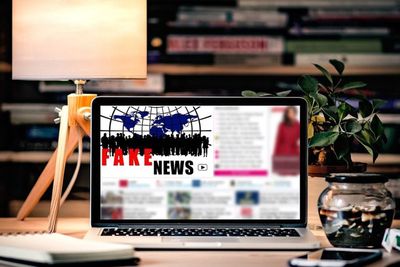 Jurnalis vs Medsos, Siapa Penyebar Berita Hoaks?