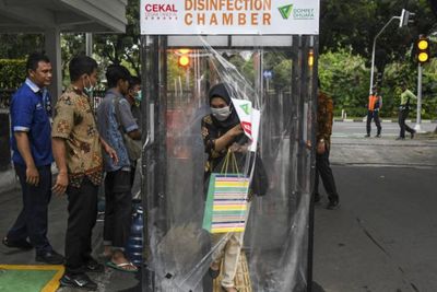 Berbahaya! Ini yang Akan Terjadi Pada Tubuh Jika Disemprotkan Disinfektan