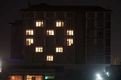 FOTO: Lawan Corona, Hotel di Berbagai Daerah Nyalakan Lampu Simbol Hati