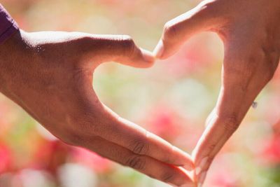 Memahami Teori Segitiga Cinta Sternberg: Commitment, Intimacy, dan Passion
