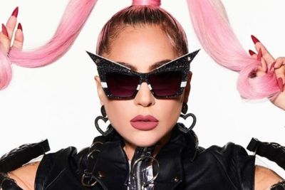 Rilis Poster Album Terbaru, Lady Gaga Tampil Nyetrik dengan Sepatu Setajam Pisau 