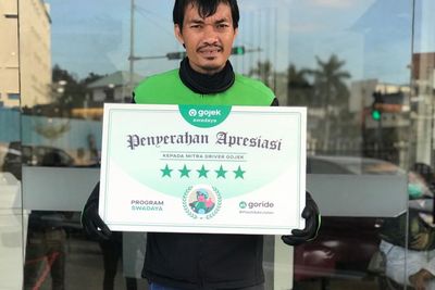 Aksinya Viral, Ini Sosok Driver Ojol yang Lindungi Pizza dari Semprotan Disinfektan