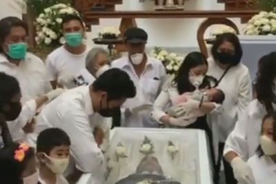 Sambil Gendong Baby Gewa, Mutia Ayu Ratapi Jenazah Glenn Fredly