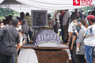 FOTO: Suasana Pemakaman Glenn Fredly di TPU Tanah Kusir