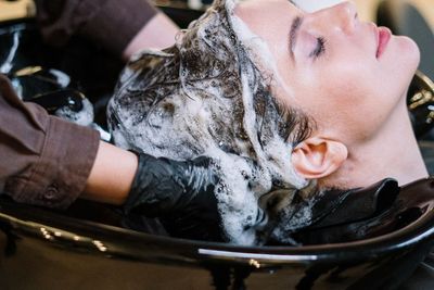 Tidak Bisa ke Salon, Yuk Coba Creambath di Rumah dengan Tips Ini