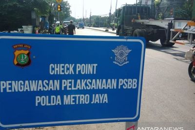 PSBB Diberlakukan, Petugas Gabungan Awasi Ketat Kendaraan di Perbatasan Jakarta