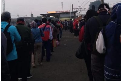 Jakarta PSBB, Antrean Penumpang Mengular di Stasiun KRL