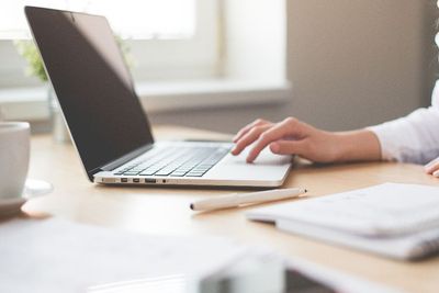 Begini Cara Membersihkan Keyboard Laptop yang Benar