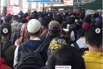 Antrean Penumpang KRL Mengular di Tengah PSBB Jakarta, Ini Respons KCI