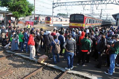 FOTO: Antrean Panjang Penumpang KRL di Stasiun Bogor