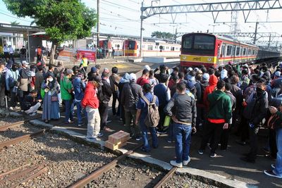 KCI Ungkap Sebab Antrean Penumpang KRL Membludak Senin Pagi