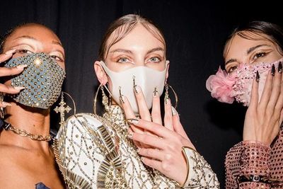 Tak Hanya Cegah Virus Corona, Masker Kini Jadi Aksesori Baru dalam Fashion