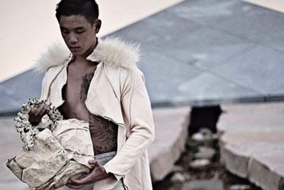 Desainer Indonesia Bikin Tas Tangan dari Tulang Punggung Manusia