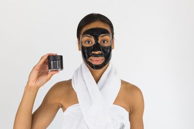 Yuk Atasi Kulit Berjerawat dengan 3 Rekomendasi Clay Mask Ini