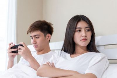 Bukan Berarti Cuek, Ternyata Ini Alasan Seseorang Tidak Peka