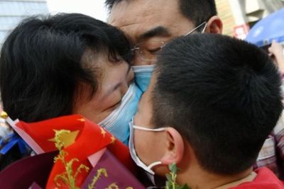 FOTO: Ekspresi Tenaga Medis saat Kembali Berkumpul dengan Keluarga