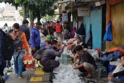 Satpol PP Bubarkan Kerumunan Pasar Ikan di Jatinegara