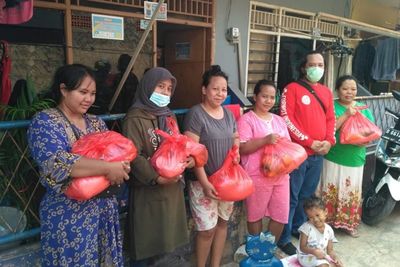 Forum Wartawan Otomotif Bagi Sembako untuk Pekerja Harian di Tangerang