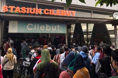 Masih PSBB, Lagi-lagi Penumpang KRL Mengular di Stasiun