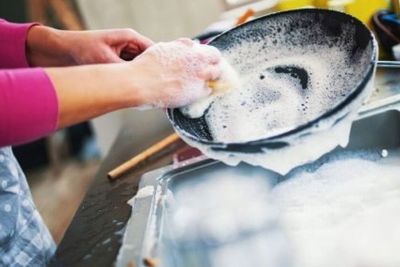 Cara Mudah Mencuci Teflon dari Sisa Masakan yang Membandel