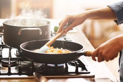 Dijamin Jadi Teman Setia! Ini 5 Rekomendasi Merek Wajan Teflon Terbaik dan Awet Dipakai Masak