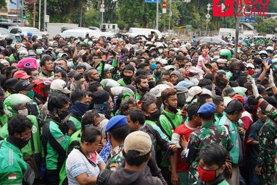 FOTO: Antrean Pembagian Nasi Kotak di Tengah Pandemi Corona