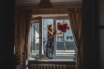 Pekerjaan Rumah Tangga Bantu Asah Keterampilan Hidup Anak