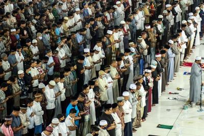 Di Tengah Pandemi Covid-19, Warga Aceh Padati Masjid untuk Salat Tarawih Berjamaah