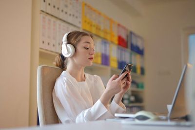 Putus Cinta, 3 Zodiak Ini Selalu Dengarkan Lagu Galau Andalan