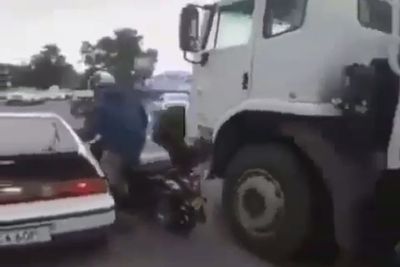 Lantaran Blind Spot, Pemotor Ini Hampir Terlindas Truk