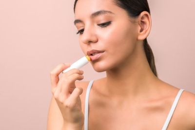 Tips Memilih Lip Balm yang Nyaman untuk Hindari Bibir Kering saat Puasa