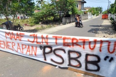 Aksi Warga Tutup Portal di Masa PSBB, Ini Tanggapan Polisi