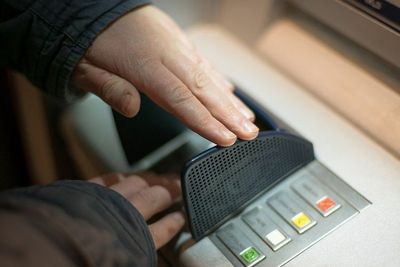 Hati-hati Jika ke Mesin ATM Didekati Anak-anak, Uang Anda Akan Melayang