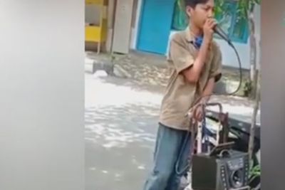 Viral Pengamen Cilik Nyanyi Lagu Aisyah Istri Rasulullah, Suaranya Mantul Abis