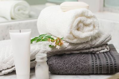 Jangan Lakukan Lagi, Ini Bahaya Menyimpan Handuk di Kamar Mandi